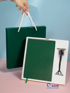 Bộ quà tặng cáp sạc đa năng và sổ da xanh lá