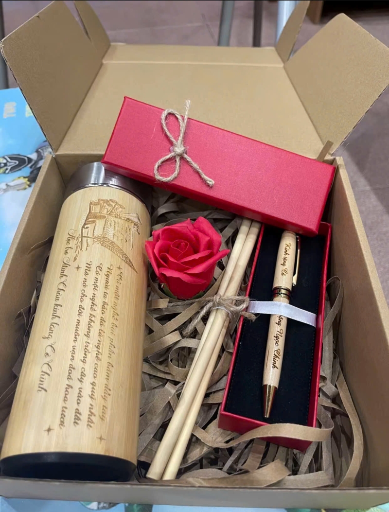 Combo quà tặng bình giữ nhiệt gỗ tre khắc tên