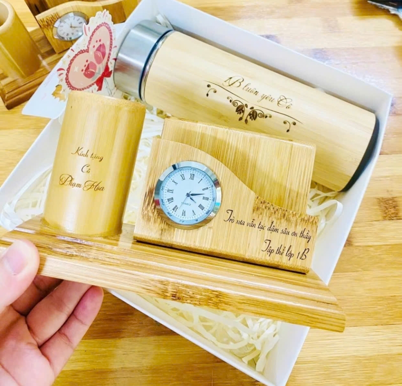 Combo quà tặng ống cắm bút gỗ khắc tên và bình giữ nhiệt gỗ tre