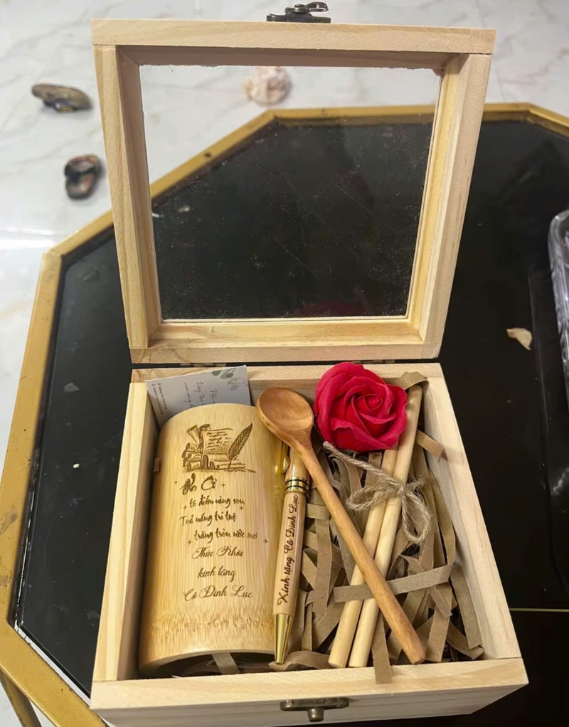 Hộp quà tặng gỗ tre gồm cốc, bút, muỗng đũa khắc tên độc đáo