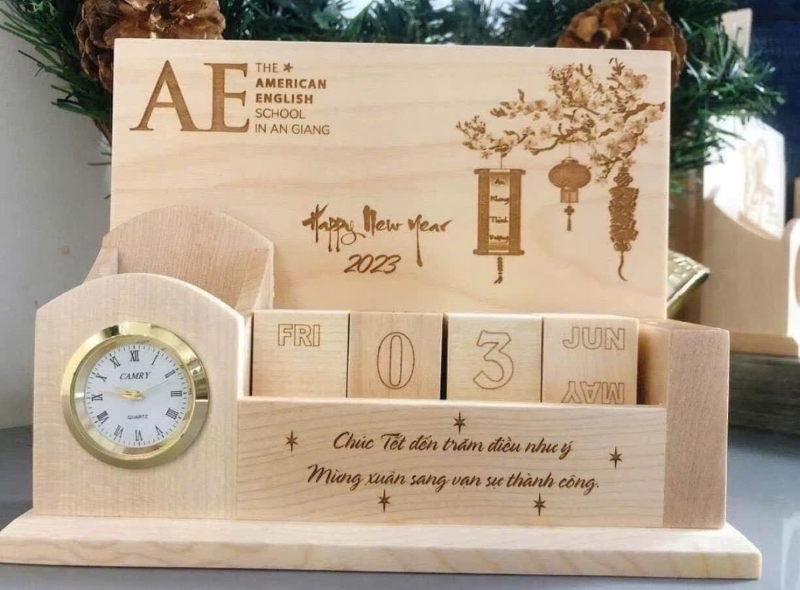 Mẫu lịch gỗ để bàn kết hợp đồng hồ và ống cắm bút